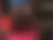 Die facesitting macht, mit einem in latex gekleideten hintern, metall-stilettos und stiefeln.