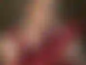 Schau mir in die augen, während ich mit roten lycra-handschuhen langsam das sperma aus deinem schwanz melke.