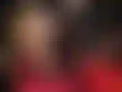 Necke mit hautfarbenen, gestreiften strumpfhosen, verehre meinen hintern und trage sexy pantoletten mit plateauabsatz.