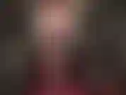 Sexy strapon-dominanz, 20 cm schwarzer schwanz, lederkorsett, schwarze strumpfhose und eine perücke, die von schwarz auf rot wechselt. Heiß!