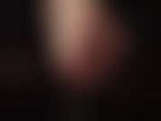 Latex und nackte füße – herrin neckt mit ihren verschwitzten füßen.