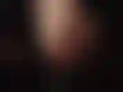 Latex und nackte füße – herrin neckt mit ihren verschwitzten füßen.