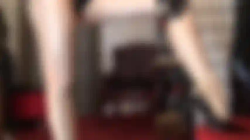 Hier ist ein paar superglänzende hautfarbene strumpfhosen, von denen sie ihre augen nicht abwenden werden.