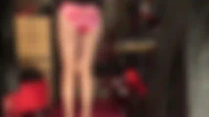 Oh, herrin weiß, wie sie deinen schmerzenden schwanz mit seidig glänzenden satinhöschen und spitzenhöschen über glänzenden strumpfhosen reizen kann.