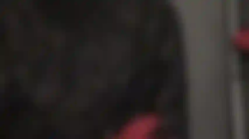 Doppel-handjob mit latexhandschuhen, spuckspiele und pvc-leggings.