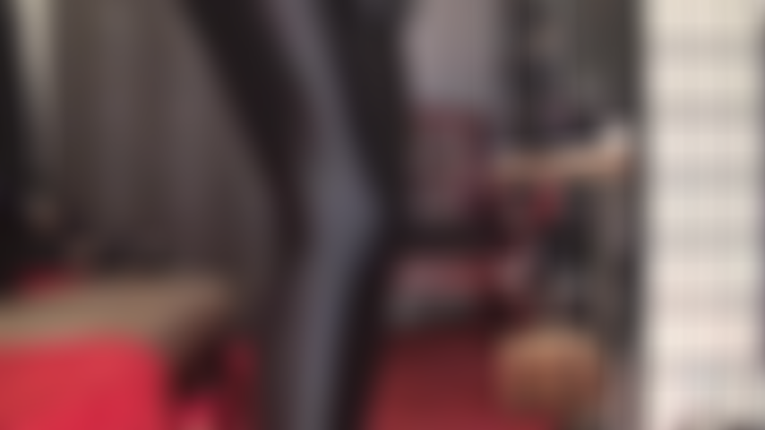 Die fetischkleidung der herrin lässt ihren schwanz pochen – diese glänzenden schwarzen leohex-spandex-strumpfhosen und das pvc-kleid verschaffen ihnen eine sofortige erektion. Die herrin fährt mit ihren in lederhandschuhen steckenden händen über ihre sexy spandex-kurven.