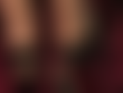 Zu füßen der herrin in heißen transparenten gummistrümpfen und plateau-pantoletten. Lutsche meine zehen in latex. Rieche, schmecke und verehre sie in diesen sexy high heels. Trampling deines sklavenschwanzes inklusive...