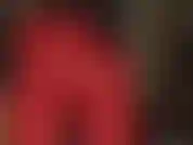 Enge rote leggings und lederhandschuhe – die herrin neckt mit ihrem tollen runden hintern, der in enge rote leggings aus lycra/spandex gehüllt ist und lange lederhandschuhe trägt.