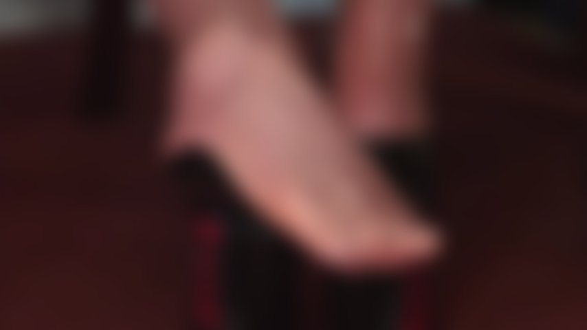 Latexzehen reizen dein fetischherz – hautfarbene transparente gummistrümpfe lugen aus hohen plateau-pantoletten hervor. Du willst sie lutschen und spüren, wie das glatte latex deinen mund knebelt.