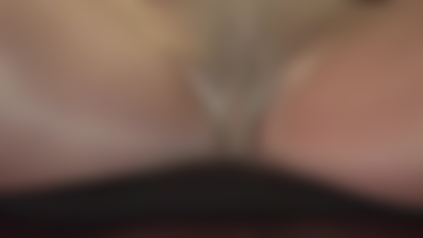 Strumpfhosenzwickel und seidiges höschen – ein blick zwischen meine glatten nylonschenkel macht dich an. Schnupper mal rein.