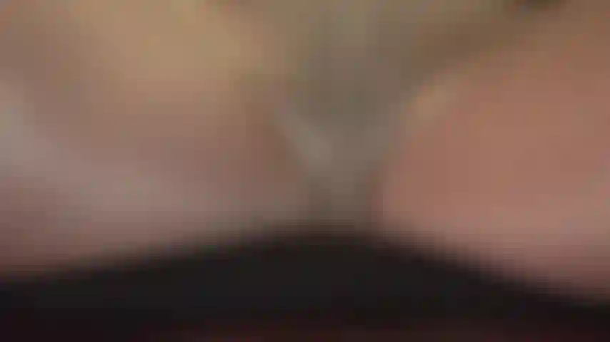 Strumpfhosenzwickel und seidiges höschen – ein blick zwischen meine glatten nylonschenkel macht dich an. Schnupper mal rein.