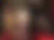 Ein sexy, glänzender, goldener satinrock mit schlitz hinten für einen besonders heißen blick auf die darunter liegenden strumpfschichten …