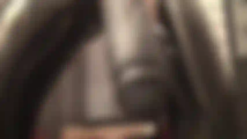 Bbc-strapon-hurendominanz – herrin vivian fickt diesen massiven schwarzen schwanz direkt zwischen deine riesigen falschen titten in deinen mund und spritzt ihre ladung in deine kehle.