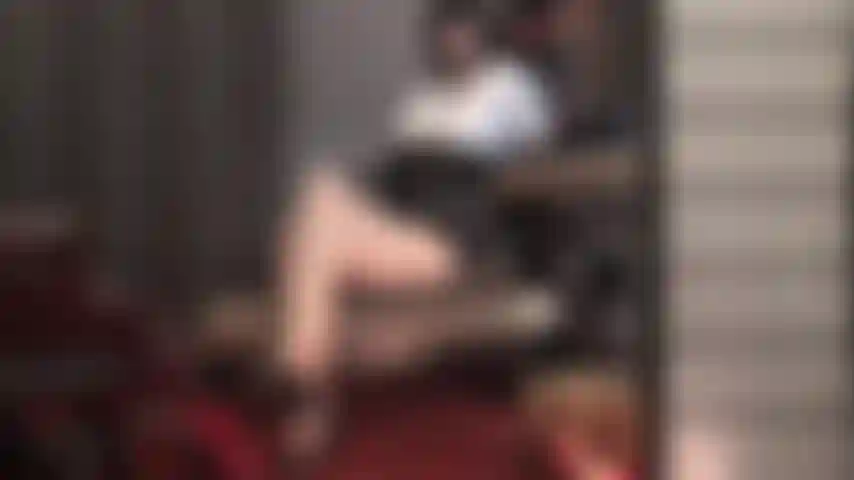 Die nylonbeine der herrin machen dich am meisten an.