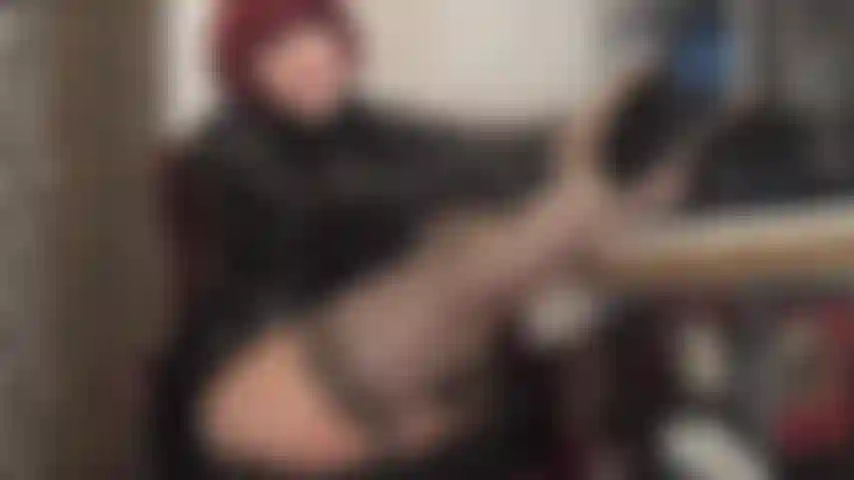 Meine beine in sexy lagenstrümpfen ruhen auf dem tisch und necken sie mit absätzen und nylonsohlen. Oder möchten sie lieber den wundervollen strumpfhosenarsch von herrin vivian küssen?