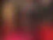 Sinnliches bein-teaser, verführerische lange beine in heißen schwarzen, durchsichtigen kubanischen nahtstrümpfen und baumelnden sexy pumps.