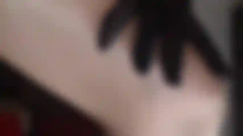 Goldglänzende strumpfhose und neongelbe peeptoe-pumps – genieße diese langsame, sinnliche verführung und dominanz in glänzenden nylons. Lass die herrin deinen sklavenschwanz mit ihren weichen nylonhandschuhen melken. Zum abschluss schiebst du deinen schwanz an ihrem wölbungsbogen entlang.