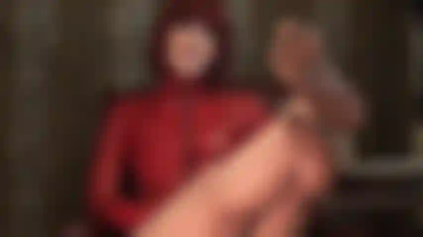 Herrin wackelt mit ihren strumpfhosenfüßen vor deinem gesicht. Ihre sexy nylonsohlen und zehen sehen so perfekt und köstlich aus. Du willst sie riechen und schmecken.