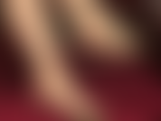 Fußfetisch und schuhspiele – die herrin neckt den fußliebenden untergebenen mit glänzenden, hautfarbenen strumpfhosenfüßen in rosa wildlederpantoletten mit offener spitze und einer nahaufnahme von baumelnden und posierenden füßen.