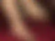 Fußfetisch und schuhspiele – die herrin neckt den fußliebenden untergebenen mit glänzenden, hautfarbenen strumpfhosenfüßen in rosa wildlederpantoletten mit offener spitze und einer nahaufnahme von baumelnden und posierenden füßen.