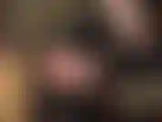 Eine göttin aus glänzendem pvc – hohe lackstiefel, glänzende strumpfhosen, lange lederhandschuhe und ein sexy, extrakurzes kleid, das sich perfekt an die kurven von herrin vivian schmiegt und aufregende upskirt-ansichten gewährt …