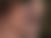 Handfetischistin in sexy schwarzen, durchsichtigen nylonhandschuhen.