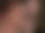 Handfetischistin in sexy schwarzen, durchsichtigen nylonhandschuhen.