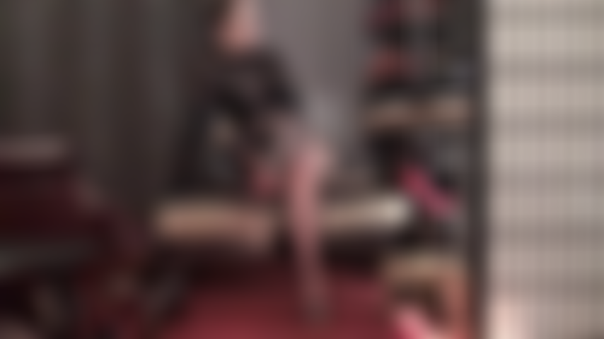 Baumelnde lederpantoletten in hauchdünnen nylons – herrin weiß, dass sie ihren tollen füßen einfach nicht widerstehen können.