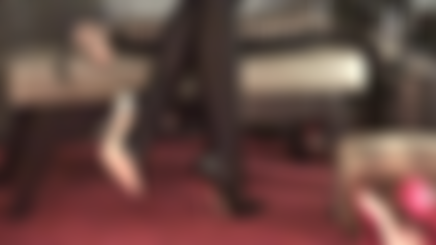 Glänzende schwarze strumpfhosen und höchste schwarze absätze zum anbeten. Der glanz dieser spandex-strumpfhosen bringt die wunderbar gewölbten füße und sexy waden der herrin wirklich zur geltung.