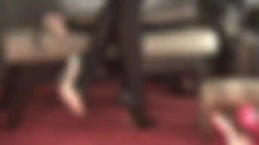 Glänzende schwarze strumpfhosen und höchste schwarze absätze zum anbeten. Der glanz dieser spandex-strumpfhosen bringt die wunderbar gewölbten füße und sexy waden der herrin wirklich zur geltung.