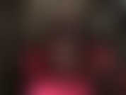 Eine lady in schwarz – baumelnde beine in strumpfhosen, fußfetisch.