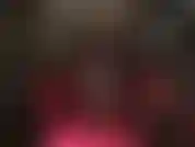 Eine lady in schwarz – baumelnde beine in strumpfhosen, fußfetisch.