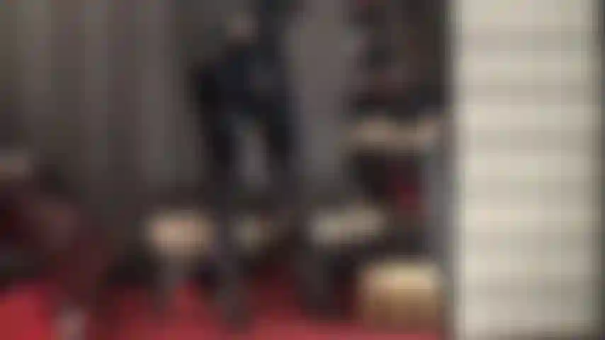 Fetisch-anbetung und handjob mit handschuhen in glänzendem vinyl – herrin vivian in komplett glänzendem schwarzem pvc melkt deinen harten, pochenden sklavenschwanz.