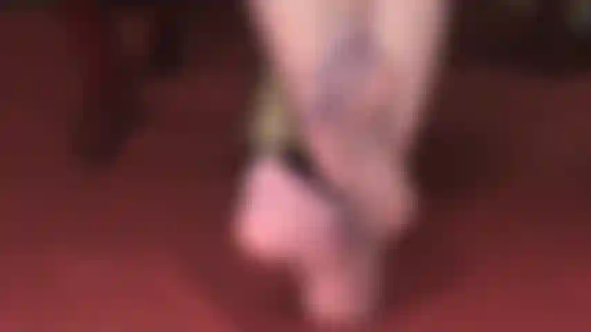 Hübsche füße in lavendelfarbenen, durchsichtigen strumpfhosen, gestreichelt von seidigen lavendelfarbenen satinhandschuhen.