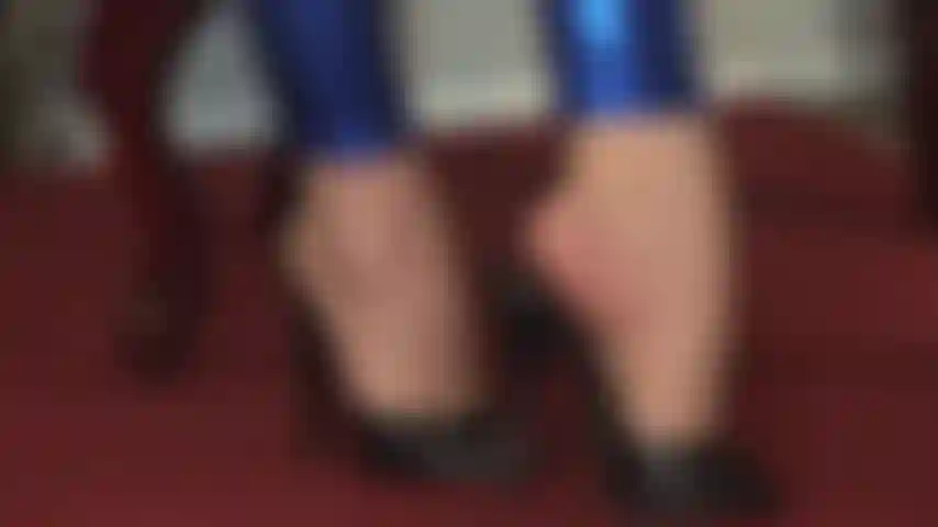 Intensive fuß- und high-heel-verehrung in schwarzen lederpantoletten – herrin versteht ihre liebe zu ihren wunderschön gewölbten füßen in sexy stilettos.