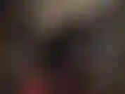 Kurze haare, pelzmantel, overknee-stiefel aus leder, massiver schwarzer strapon. Die herrin sieht in diesem luxuriösen mantel, der sonnenbrille und den hohen stiefeln überlegen aus.