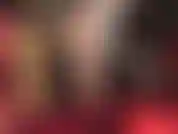 Verführerische reizwäsche in hautfarbenen nahtstrümpfen und strumpfhaltern über seidigen strumpfhosen. Die lagen sind so verlockend, dass man seinen schmerzenden schwanz einfach dazwischenschieben möchte …