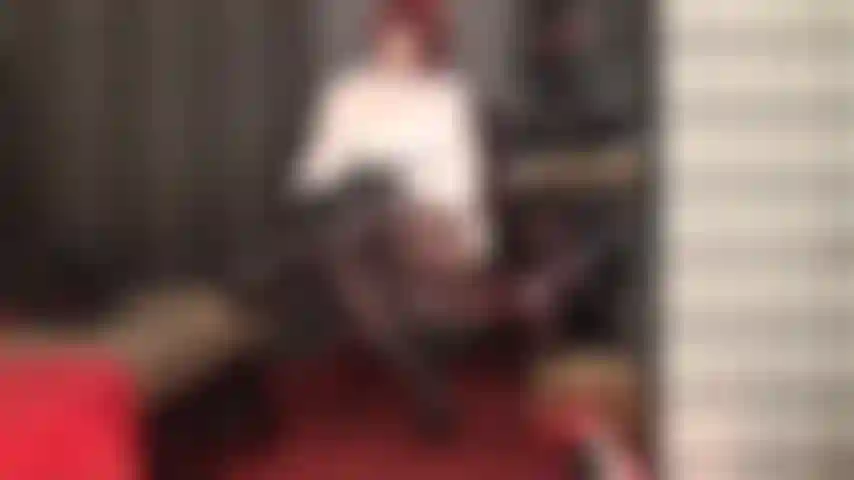 Herrin vivian streichelt deinen schwanz über ihre perfekten beine in strumpfhosen.