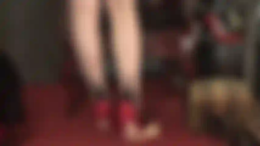 Spiele schwanztrampling und wechsele von einer hautfarbenen strumpfhose mit schwarzer naht zu einer schwarzen mit roter naht.