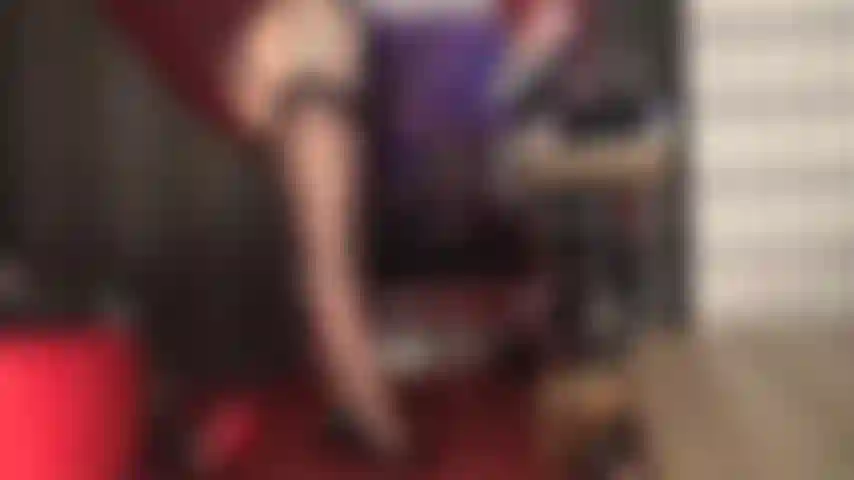 Herrin hat ihre behandschuhten hände, ihre high heels und ihren in nylons gehüllten arsch überall auf deinem schwanz. Kannst du die neckerei in vintage-nylons mit naht aushalten?