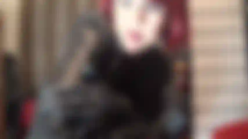 Herrin macht dich schwach wegen ihres wunderschönen schwarzen leder- und strumpfhosenarschs. Sie hat vor, den letzten tropfen sperma aus deinem schmerzenden sklavenschwanz zu melken.