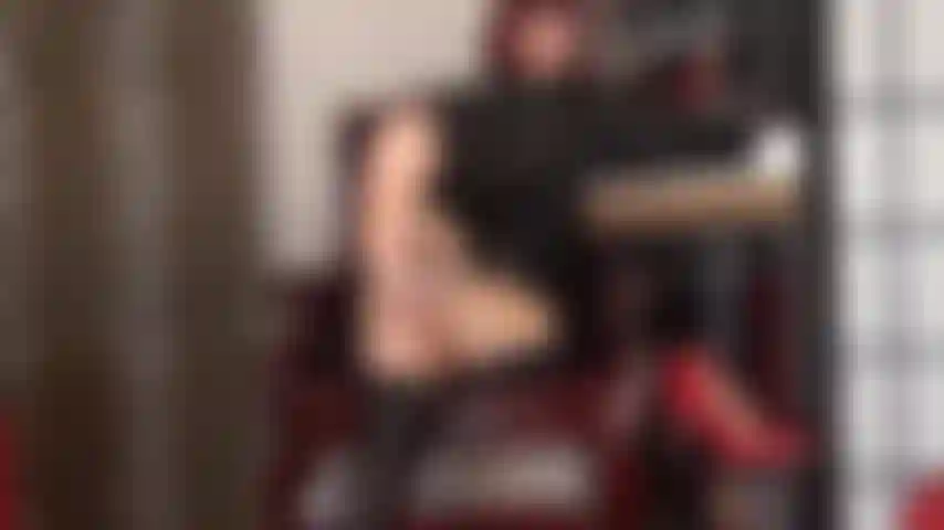 Der wunderbare duft von strumpfhosenfüßen, der aus lederstiefeln kommt ... Deine nase und dein mund können es kaum erwarten, sich dem duft und geschmack der nylonfüße der herrin hinzugeben.