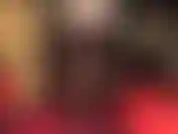 Ein fetischist mit überkreuzten beinen, blickdichten dunkelbraunen strumpfhosen und pumps mit stahlabsätzen.