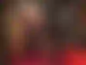 Oh mein gott! Diese sexy grauen strümpfe sind so durchsichtig, dass sie kaum etwas der fantasie überlassen ... Dein sklavenschwanz tropft beim anblick dieser beine und mmmm, der nackten höschen darunter ...