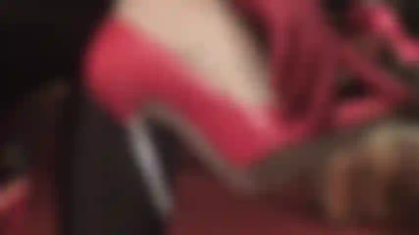 Dieses langsame und äußerst sinnliche necken mit roten handschuhen auf dazu passenden roten lackpumps mit stahlabsatz lässt sie betteln, sabbern, begehren, wollen, brauchen ... Nur eines – unter ihren absätzen und füßen zu sein.