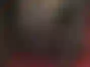 Ganz in leder gekleidet, mit handschuhen, stiefeln, rock und langem mantel. Unglaublich schön.