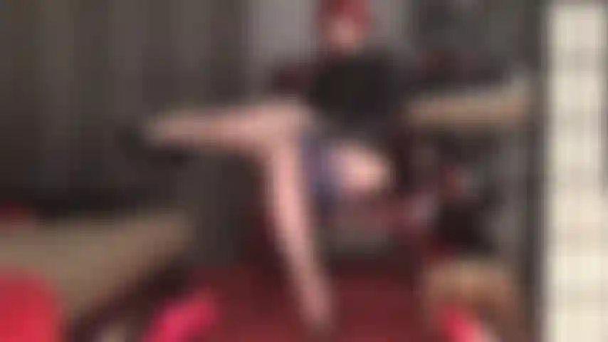 Wie lange wirst du durchhalten? Dein schwanz ist zwischen den strumpfhosenbeinen der herrin gefangen und wird mit der glatten weichheit dunkelblauer satinhöschen gemolken.