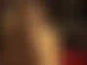 Es kann nie zu glänzend sein! Deshalb zieht herrin vivian noch eine schicht glänzender strumpfhosen an und streichelt ihre sexy langen beine und wunderschönen füße mit seidigen satinhandschuhen.