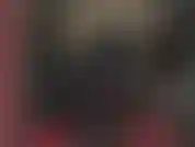 Latexhandschuhe und ein schwarzer strapon – eine herrin, ganz in schwarzem gummi gekleidet, die mit ihren handschuhen und ihrem großen schwanz neckt.