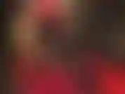 Herrin trägt ein verführerisches, enges und kurzes rotes kleid mit schwarzen strumpfhosen und glänzenden kurzen stiefeln, handschuhen und einem lederhut und reizt deinen harten schwanz. So sexy!